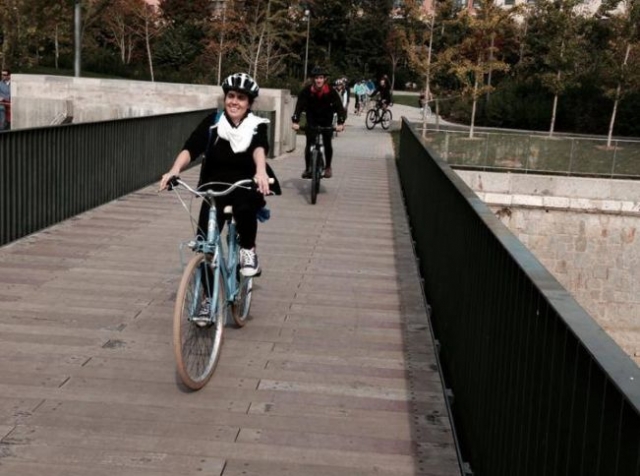  Mit dem Fahrrad auf die andere Seite des Gehwegs 